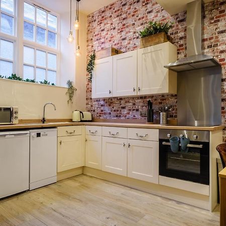 Flat 2, The Old Antiques Warehouse - Free Off-Site Health Club Access With Pool, Sauna, Steam Room & Gym โบว์เนส ออน วินเดอเมียร์ ภายนอก รูปภาพ